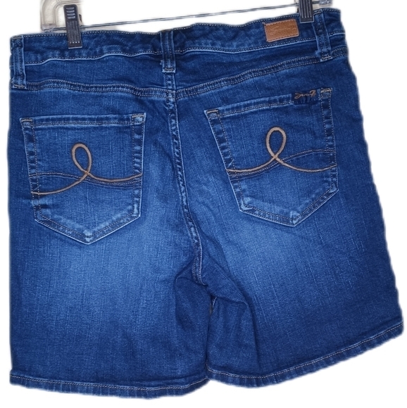 Seven7, Weekend Short, Denim, Size 8, Dark Blue - Picture 2 of 4